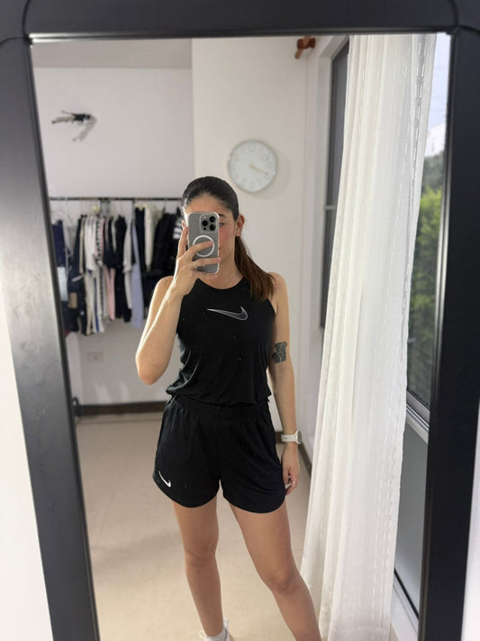 Short Deportivo Nike - Gris con Negro